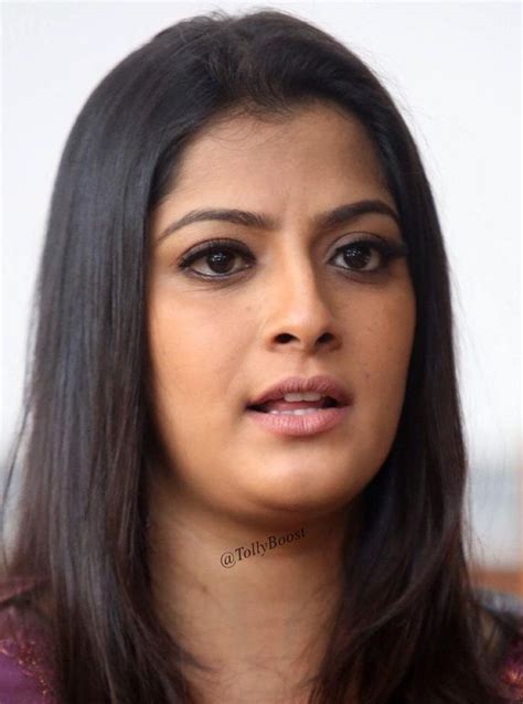 Varalaxmi Sarathkumar Without Makeup Face Closeup Without Makeup