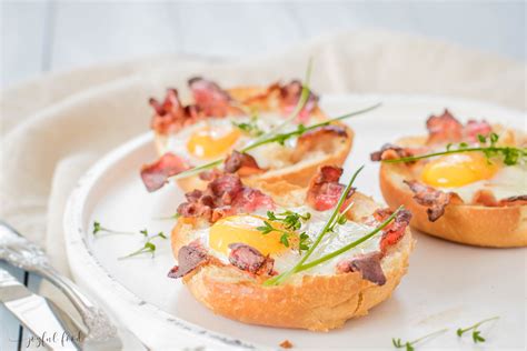 Eier und Speck Semmeln knusprig überbacken