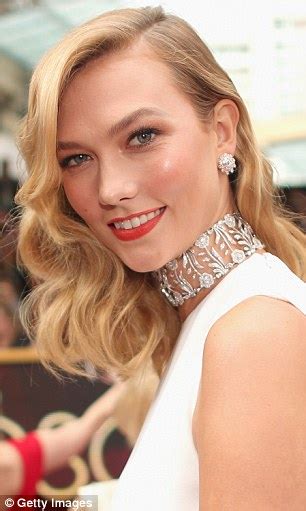 Karlie Kloss Flaunts Her Pert Bum At Vanity Fair Oscars Do Daily Mail