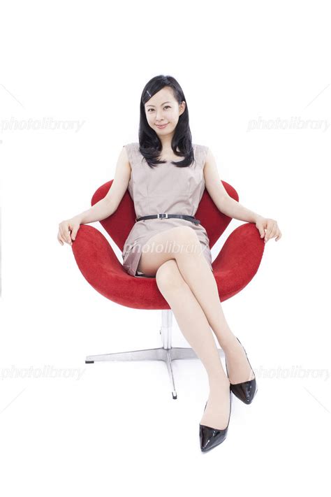 イスに座る女性 写真素材 [ 2203446 ] フォトライブラリー Photolibrary