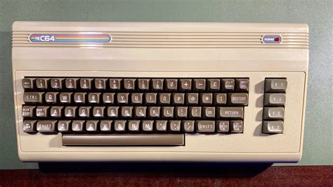 In the early 1980s commodore released the world's first color video home computer, the vic20. Review - The C64 Maxi - Reimanns Gameblog