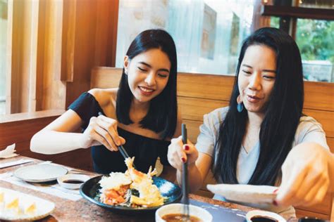 Comiendo Sushi Asian Personas Banco De Fotos E Imágenes De Stock Istock