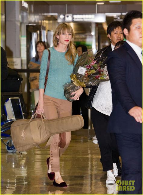 Taylor Swift Meets Fans At Narita Airport In Tokyo Photo 2762137