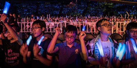 Holographic Idols Give Chinese Fans Real Satisfaction