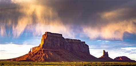 Monument Valley Just As A Storm Broke 4567×2522