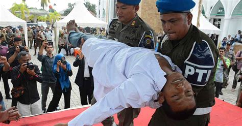 Indonesian Faints During Shariah Based Whipping The Asean Post