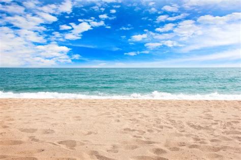 Beautiful Sandy Beach With Calm Water Against Blue Skies — Stock Photo