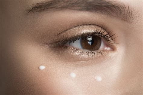 How To Apply Eye Cream 4 Tips For Applying Eye Cream 2022 Masterclass