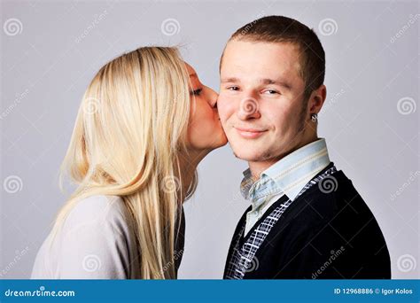 女孩亲吻 库存照片 图片 包括有 男性 男人 华伦泰 青春期 言情 女孩 女性 人们 亲吻 12968886