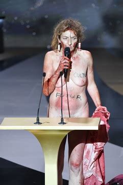 Protesta Shock Ai Premi C Sar Attrice Nuda Sul Palco A Supporto Dei