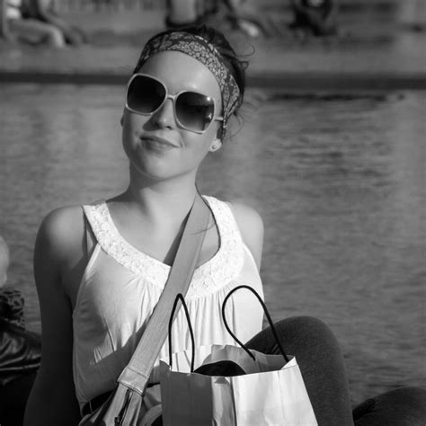 banco de imagens pessoa preto e branco menina mulher fotografia paris tomando sol