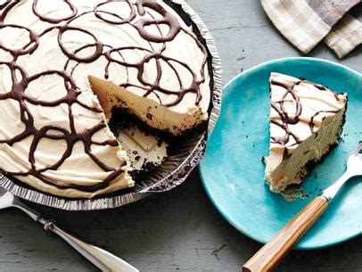 Cook over medium heat, stirring constantly with a wire whisk, until mixture comes to a boil. Mrs. Salter's Peanut Butter Pie Recipe | Paula Deen | Food ...