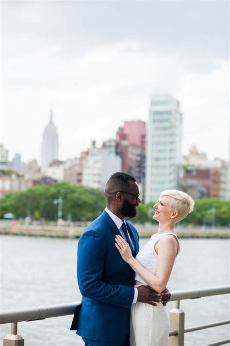 intimate new york elopement embrace with couple smiling photo de nueva photography couples