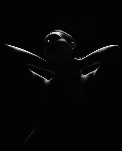 Silueta De Mujer Desnuda En La Oscuridad Hermosa Chica De Cuerpo Desnudo Foto Premium