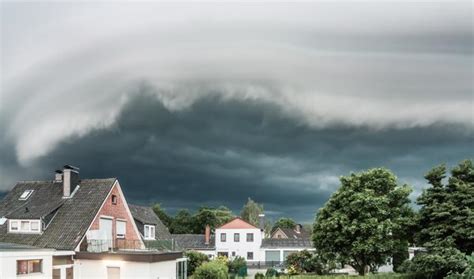 The Real Difference Between Wall Clouds And Shelf Clouds