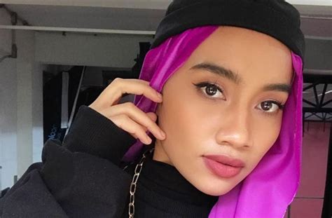 5 Gaya Hijab Unik Yuna Zarai Penyanyi Malaysia Adik Ipar Ashraf