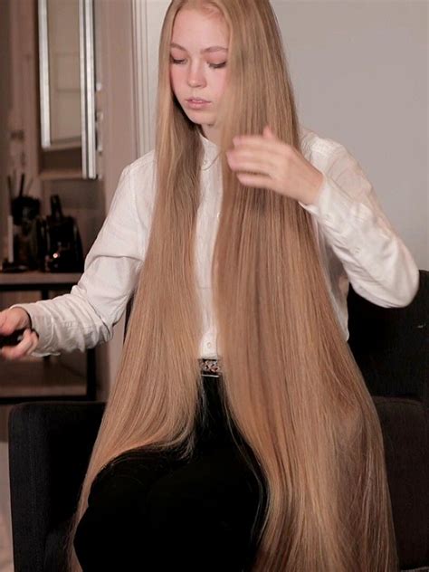 VIDEO Sara S Very Long Hair Brushing In 2020 Long Hair Styles