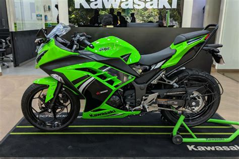 It is available in only one variant and 3 colours. 2019 Kawasaki Ninja 300: Image Gallery | BikeDekho
