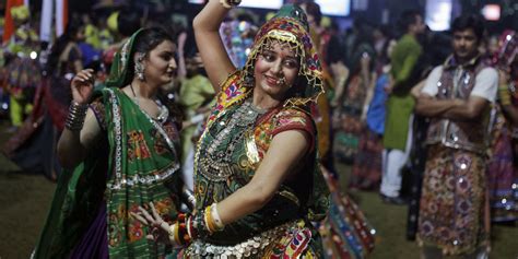 5 Reasons Why You Should Go To A Garba Raas Dance During The Hindu