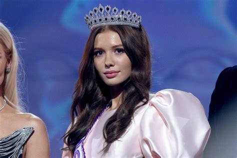 Мисс Украина 2021 Александра Яремчук показала в каких платьях