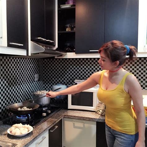 Cerita Dewasa Ngentot Dengan Tante Semokku Saat Sedang Masak Di Dapur