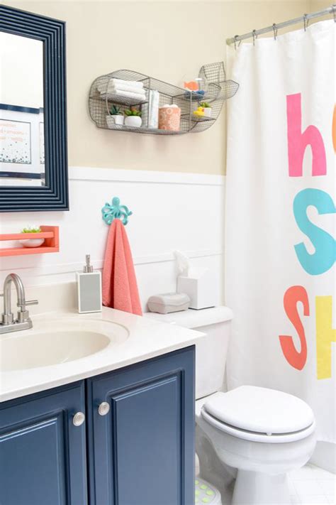 If you are dealing with the same issue, read on for incredibly marvelous kid's bathroom ideas. kids-bathroom-with-colorful-decor | HomeMydesign