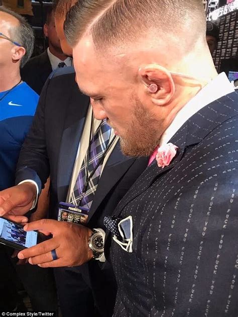 Conor Mcgregor S Suit Insults Floyd Mayweather Daily Mail Online