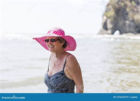 Eine Schöne Reife ältere Frau Auf Dem Strand Stockbild Bild Von Aktiv Sonnenbrille 131623379