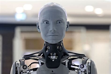 Humanoid Robot With Realistic Facial Expressions Startlingly Describes