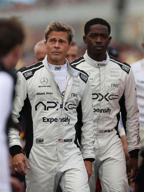 Brad Pitt Luce Un Traje Perfecto En La F1 Que Nos Recuerda A Ayrton