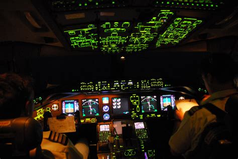 1600 x 1079 jpeg 227 кб. Emirates Boeing 777-200 cockpit at night photo - Brian ...