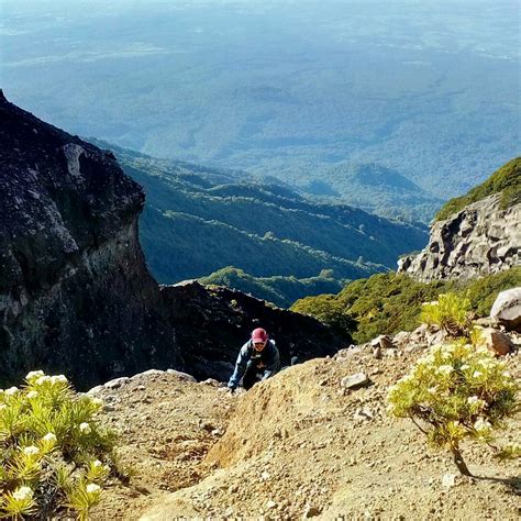 Pendaki di jawa timur pasti tidak asing dengan nama gunung raung. Foto - Foto Ekstrim Gunung Raung - VIApendaki