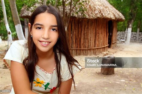 Chica Latina Maya India Mexicana En Jungle Cabina House Foto De Stock Y