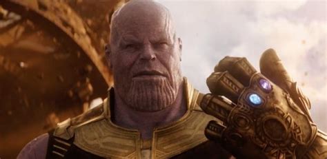 Guerra Infinita Thanos pelado vesgo e com papelão A criação do