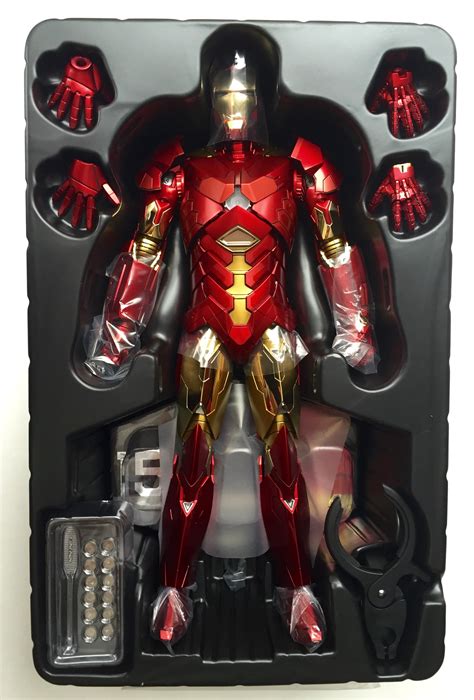 Hot Toys Sneaky Iron Man Retro Armor Review And Photos Mms 396 Marvel