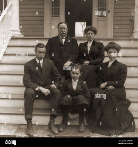 President William Howard Taft With His Wife Helen And Children In 1909