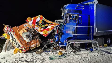 Tödlicher Unfall auf A9 bei Weißenfels Lkw kracht in Winterdienst Fahrzeug