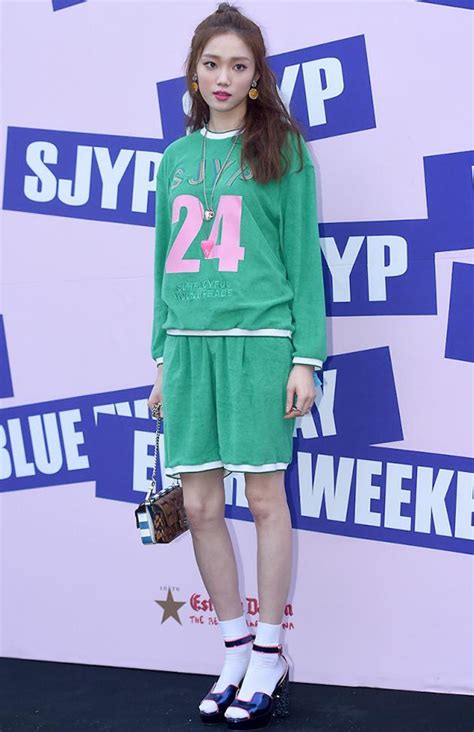 慧靜成為了一家大醫院的神經外科研究醫師，與研究醫師鄭允道（尹均相飾）和陳瑞雨（李聖經飾）一起工作。 但當瑞雨成為慧靜工作和個人的最大敵手，慧靜能夠克服妨礙自身幸福的又一巨大阻礙嗎？ 《doctors》是由吳昌煥執導的 2016 年南韓連續劇。 李聖經親身示範韓流里的Icon級珠寶尖貨! - 每日頭條