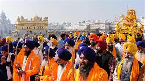 Happy Gurupurab 2018 Sikh Devotees Celebrate Eve Of Guru Nanak Jayanti