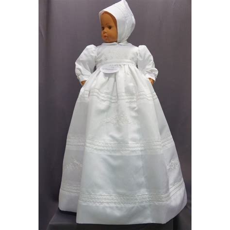 Elle se porte en toute saison magnifique robe de cérémonie blanche bébé, conçue pour les baptêmes, livrée avec un bonnet, disponible du 3. Robe de baptême longue traditionnelle blanche bébé chapeau ...