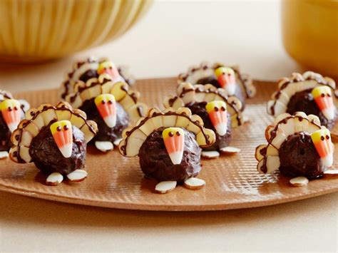 Sep 24, 2020 · make coffee for the adults, and ice tea or lemonade for the kids, and serve dessert and popcorn or other treats during television time. 126 Best Thanksgiving Dessert Recipes | Thanksgiving Recipes, Menus, Entertaining & More : Food ...
