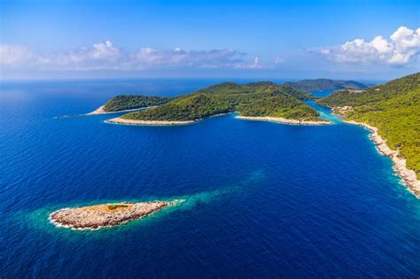 Nacionalni park je lociran u središnjoj dalmaciji nizvodno od miljevaca, a samo par kilometara sjeveroistočno od grada šibenika. Nacionalni park Mljet