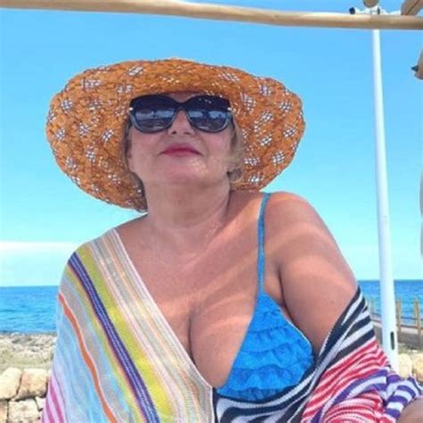 Monica Setta in bikini dalla vacanza la foto è una vera sorpresa per tutti