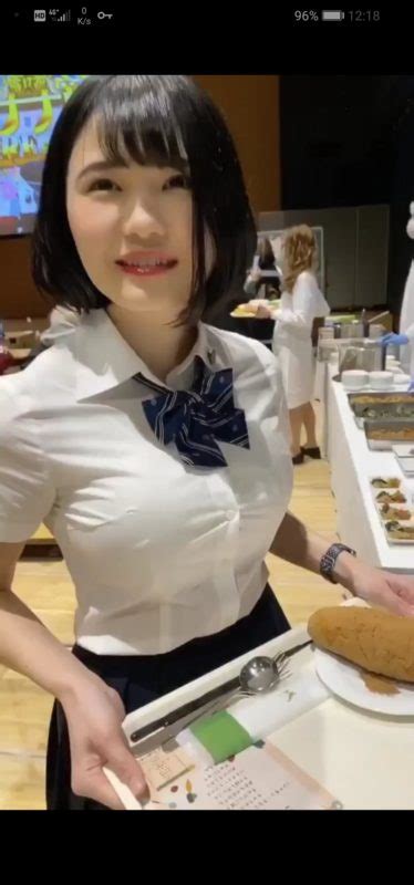 【画像】巨乳jk、ブラウスがパンパンになってしまうww