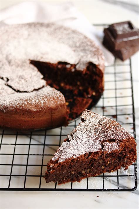 Una ricetta facilissima, veloce e di gran successo che vi permetterà di offrire un dolce straordinario per consistenza e sapore. Torta al cioccolato senza farina - Dolci Gusti - Con nocciole