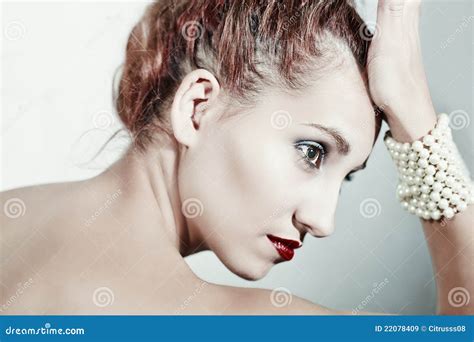 Portret Van Sexy Kaukasische Jonge Vrouw Stock Afbeelding Image Of Mensen Vers 22078409
