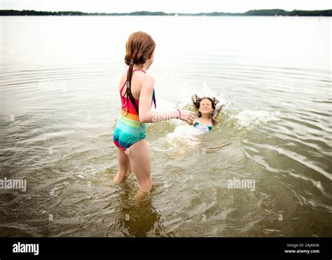 Deux Jeunes Filles En Maillots De Bain Jouant Dans Un Lac Photo Stock Alamy