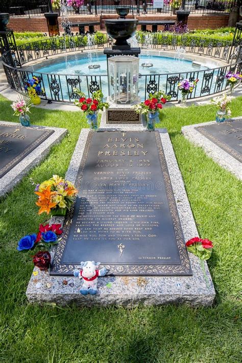 Elvis Presley Burial En Graceland Imagen Editorial Imagen De Visita