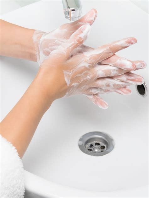 Sebaiknya tidak menggunakan air yang ada di dalam tampungan untuk mencuci tangan. Gambar Tangan Kartun Cuci Tangan