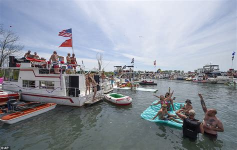 Out Of Control Lake Party As Hundreds Of Boaters Without Masks Gather